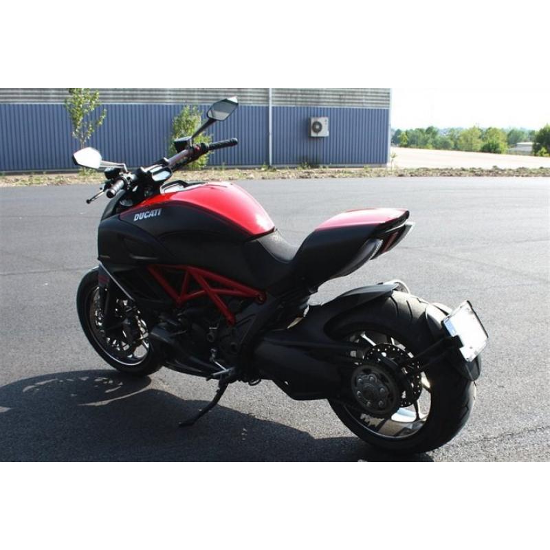 Ducati Diavel Carbon 126mil 1,95% -11