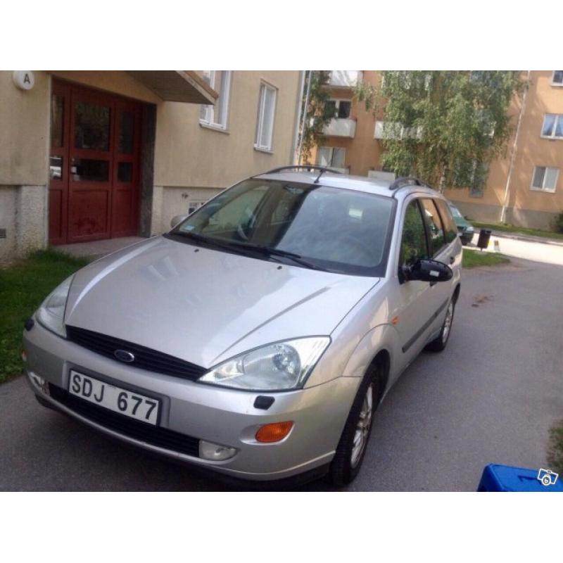 Ford Focus 1.6 kombi -01