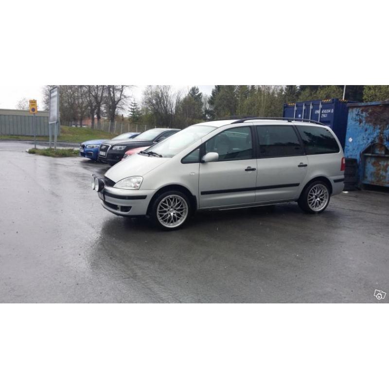 Ford Galaxy 7 sits -02