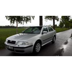 Skoda Octavia 1,6 01 låg mil -01