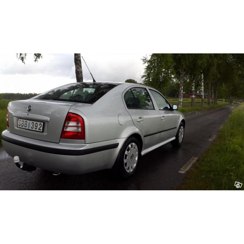 Skoda Octavia 1,6 01 låg mil -01